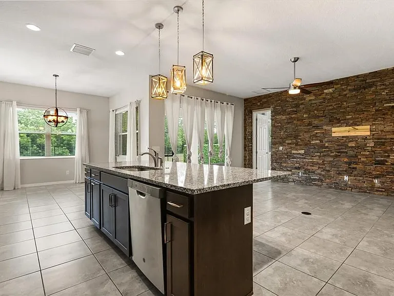 1046 Grand Hilltop Dr — Photo 5