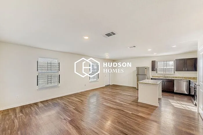 2203 Pearl St — Photo 3
