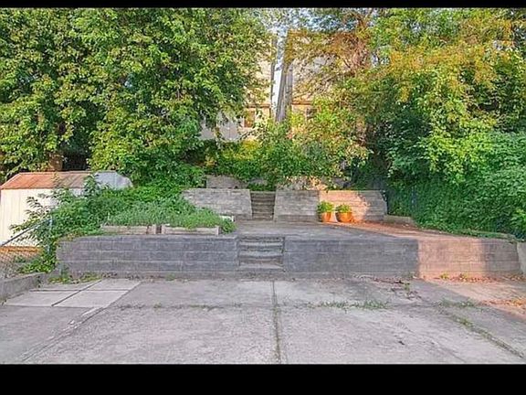 2nd image of 606 Liberty Ave