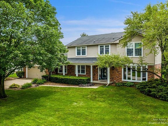2nd image of 36055 Crompton Cir