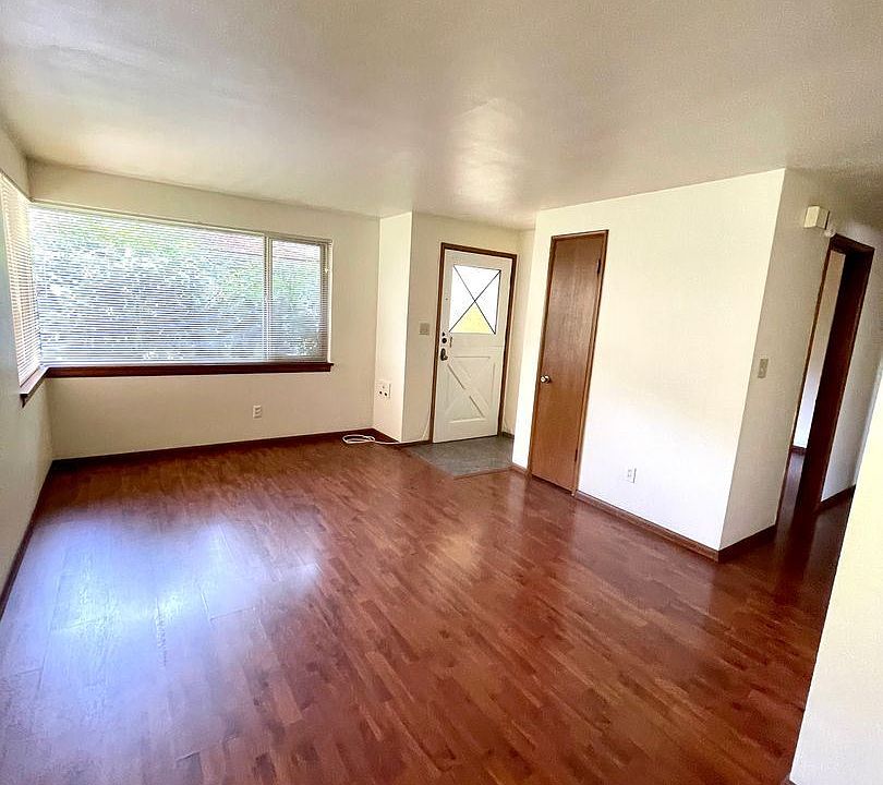 1st image of 946 10th Ave E APT 1