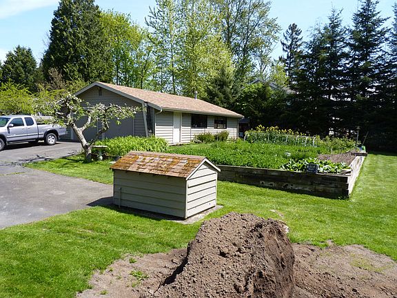 Garage/garden and pump house