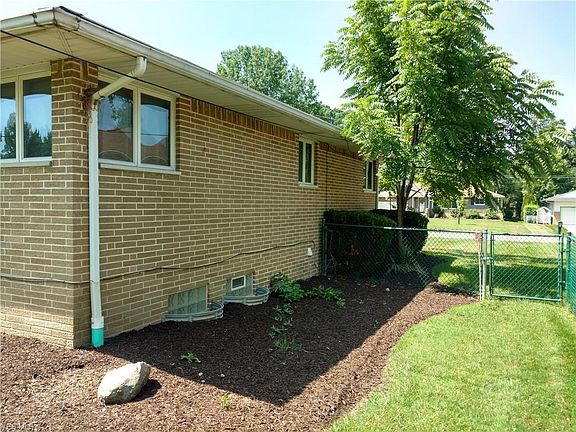 3rd image of 5746 Darrow Dr