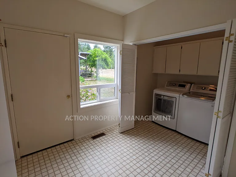 251 Old Schoolhouse Rd — Photo 34