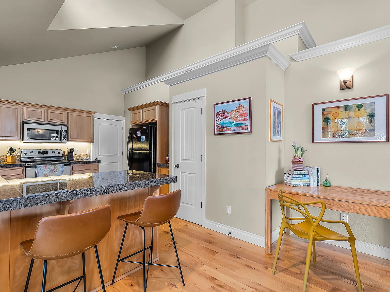 2 bed, 1020 sqft, $2,600 — Photo 3