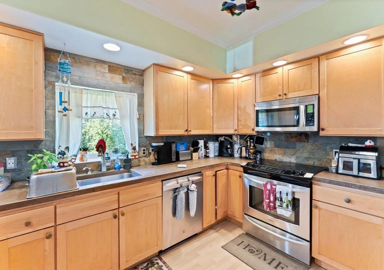 Spacious 4-Bedroom Home with Heated Shop $3,000/Month — Photo 4