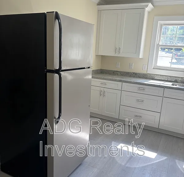 900 E 4th Ave — Photo 3