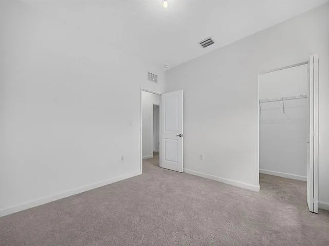 5 bed, 2.5 bath, 5000 sqft, $4,500 — Photo 4
