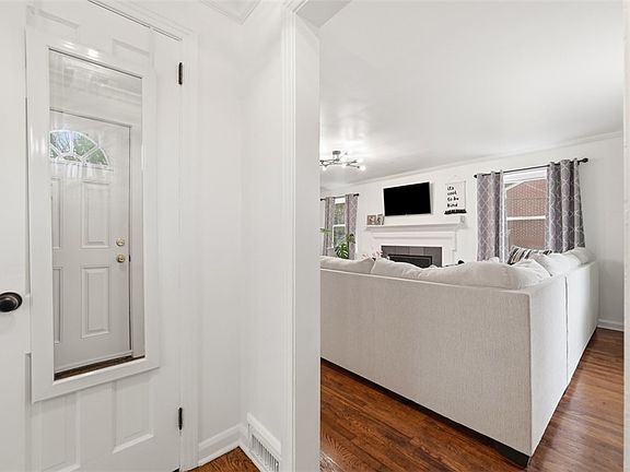 5th image of 315 Woodside Rd