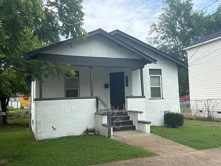 557 N Willow St — Photo 2