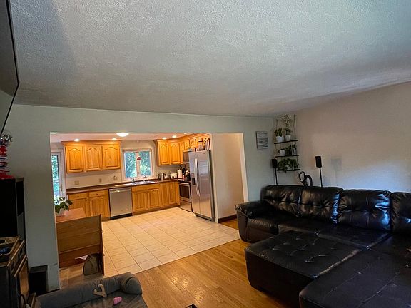 4th image of 28 Glen Echo Blvd
