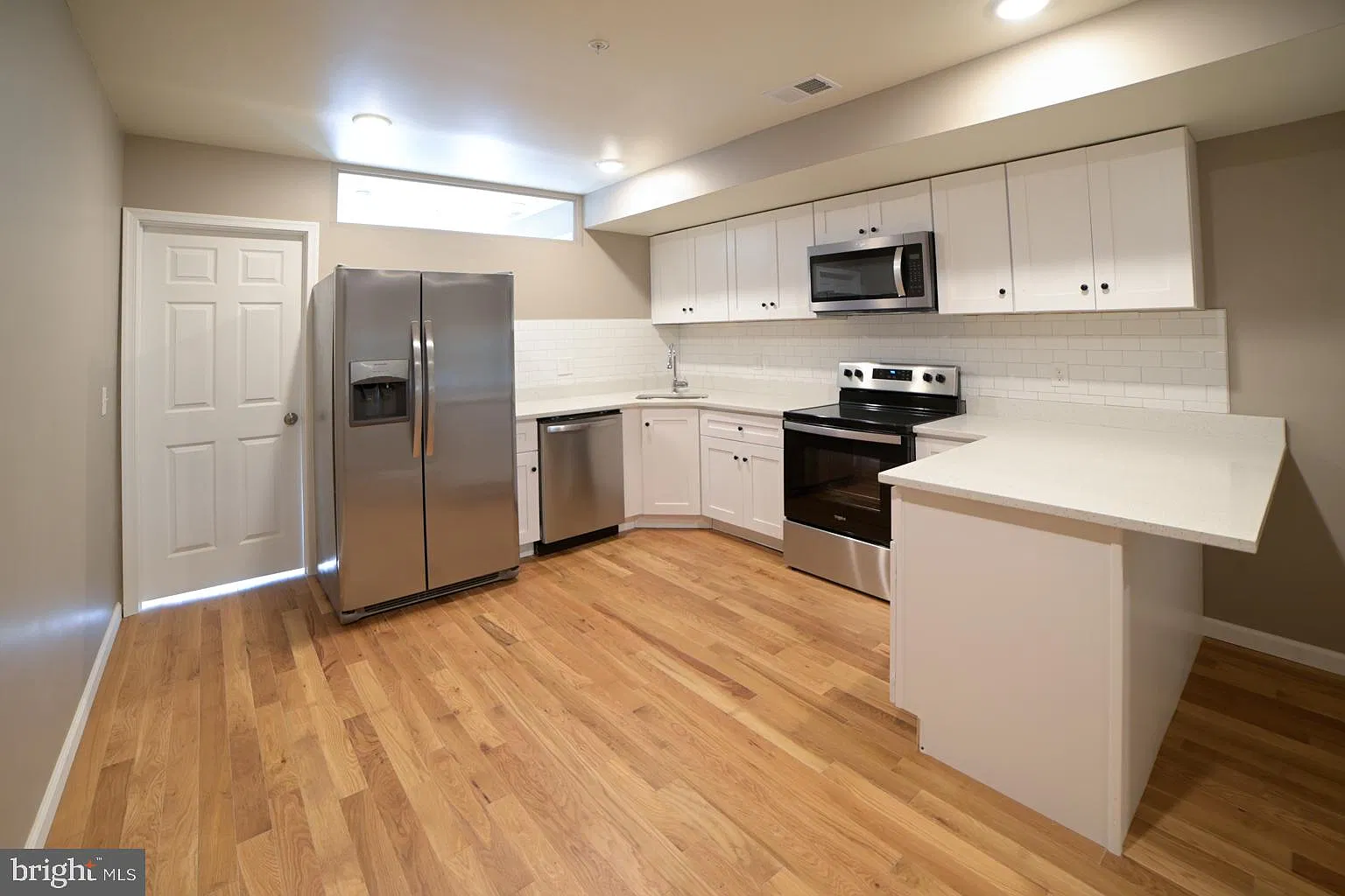 6 bed, 3.0 bath, 2283 sqft, $3,900 — Photo 2