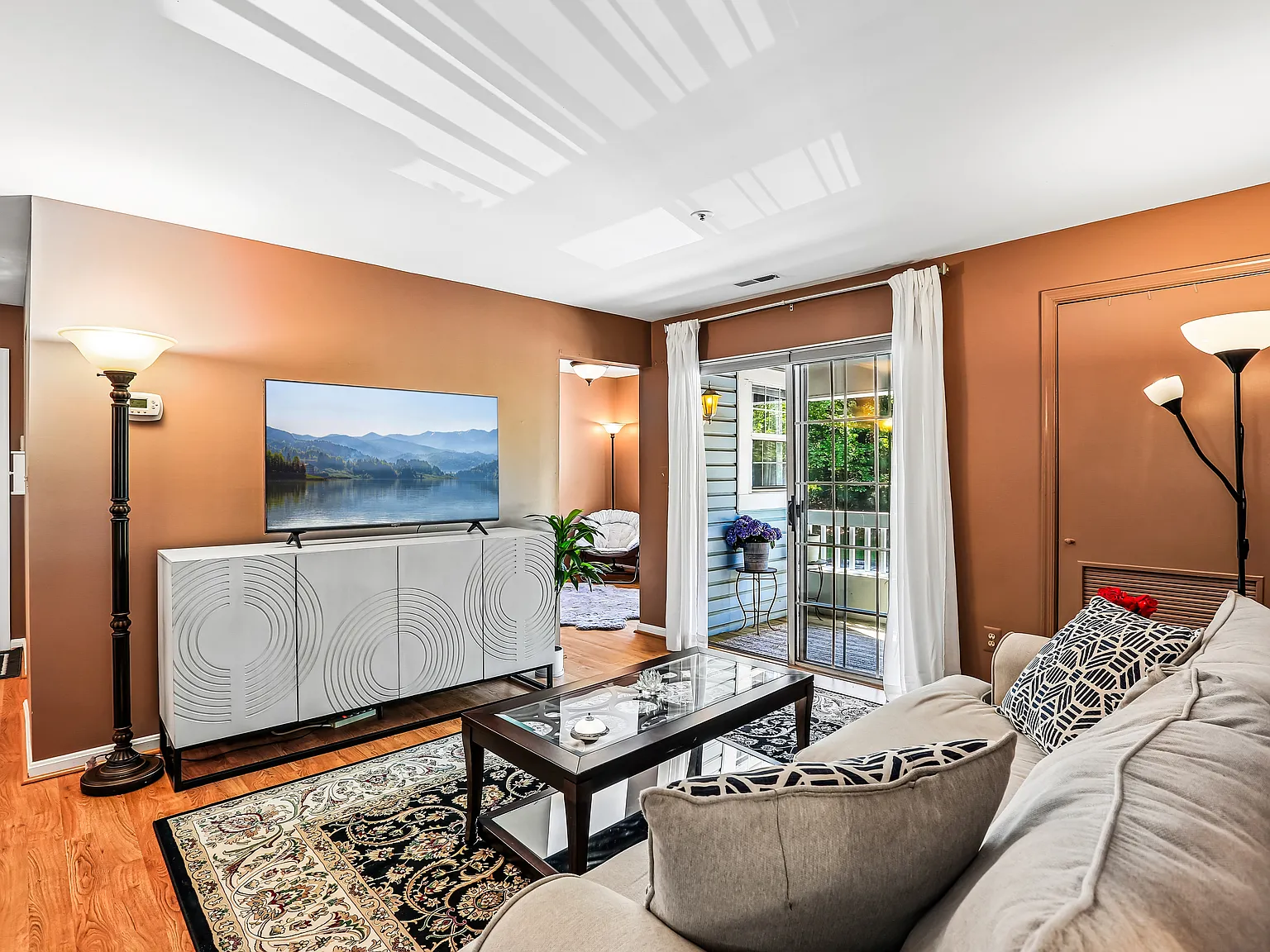 2 bed, 943 sqft, $2,100 — Photo 3