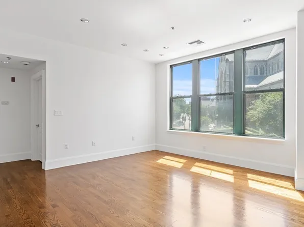1387 Washington St APT 206, Boston, MA 02118