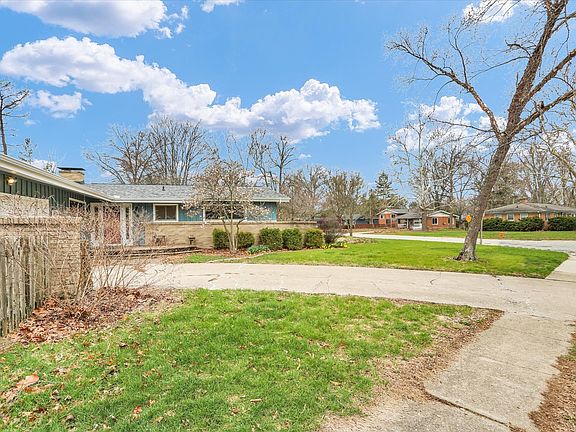 3rd image of 609 E Sunnycrest Ct