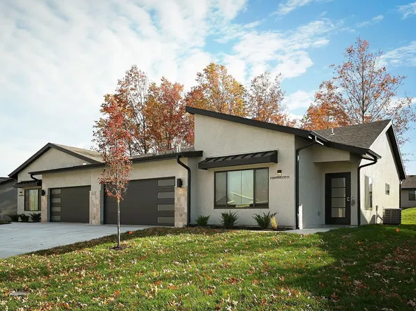 213 E Maplewood Ln, Raymore, MO 64083