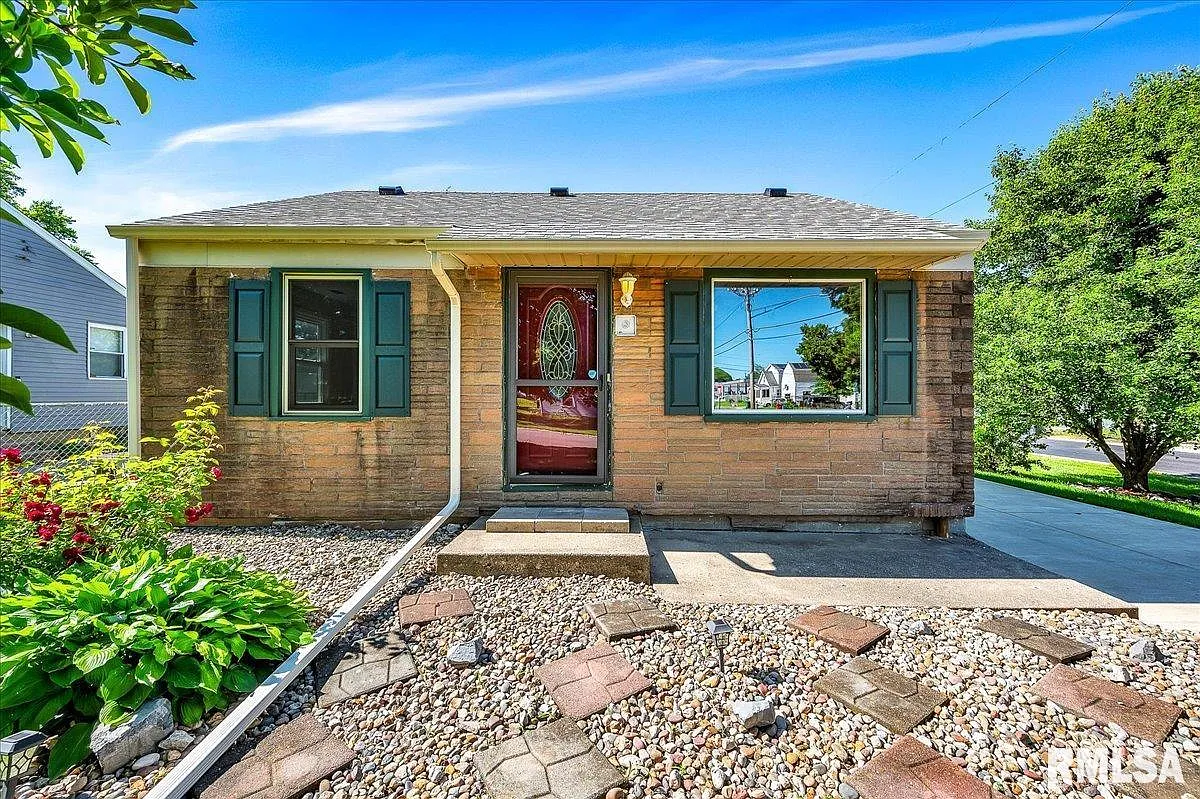 1004 E London Ave photo 1
