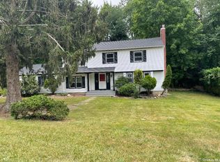 21 Whitney Gate, Smithtown, NY 11787