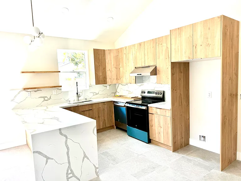 La Perla Ave — Photo 1