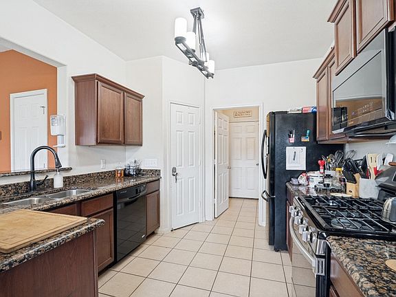4th image of 2101 Gardenia Dr