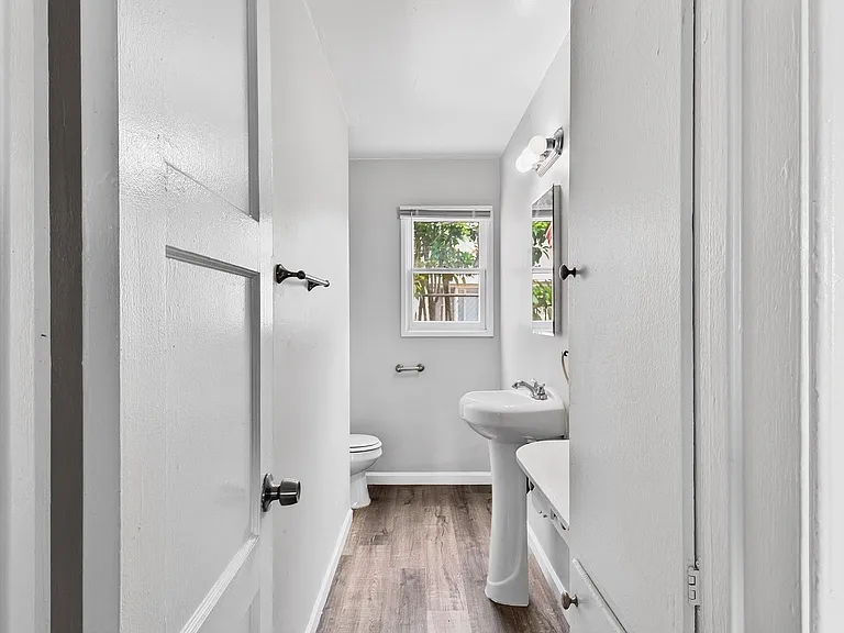 445 W 15th St — Photo 15