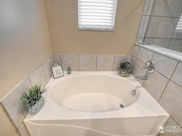 Two Bedroom with Garage near Grandview — Photo 9