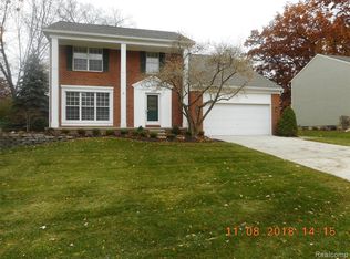 445 Thornridge Dr, Rochester Hills, MI 48307