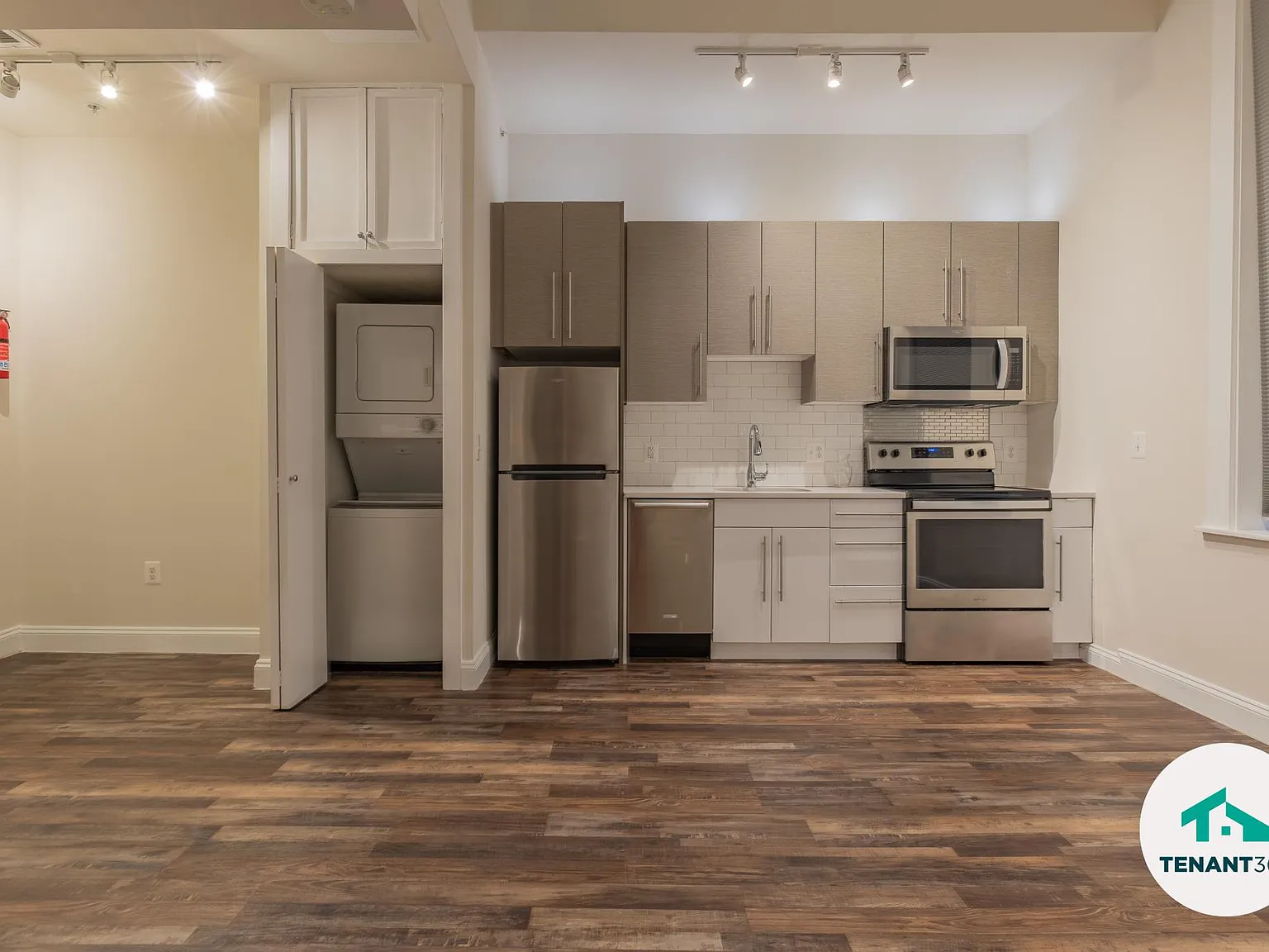 8 E Fayette St — Photo 2