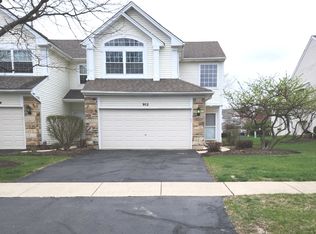 952 Mesa Dr, Lake In The Hills, IL 60156