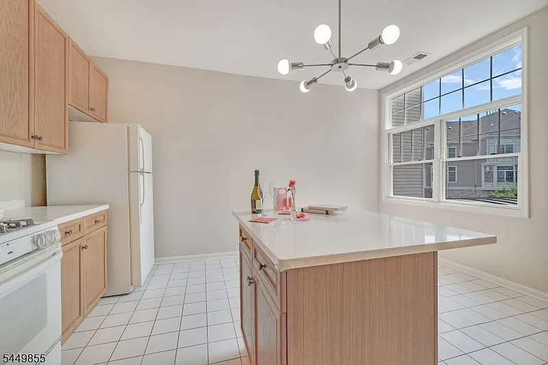 3 bed, 2.5 bath, 2466 sqft, $4,950 — Photo 4