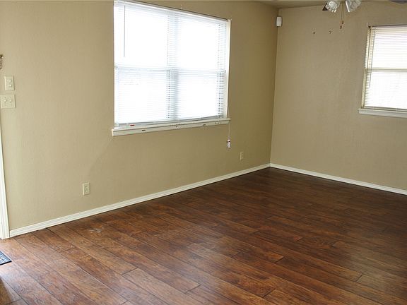 4th image of 4856 Woodview Dr