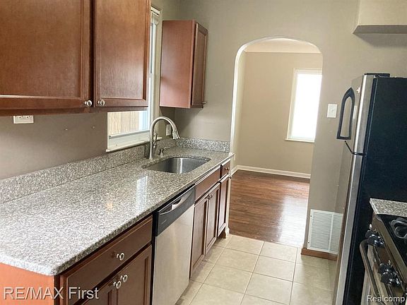 5th image of 3293 Kenwood St
