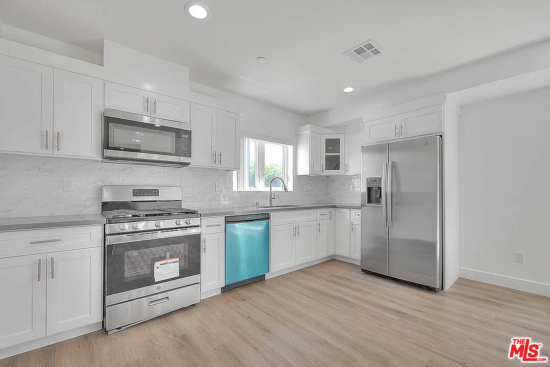 3 bed, 3.0 bath, 1215 sqft, $3,390 — Photo 4