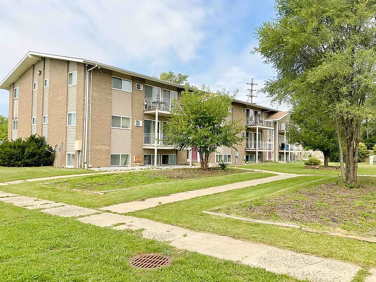 Village Shores Apartments — Photo 18
