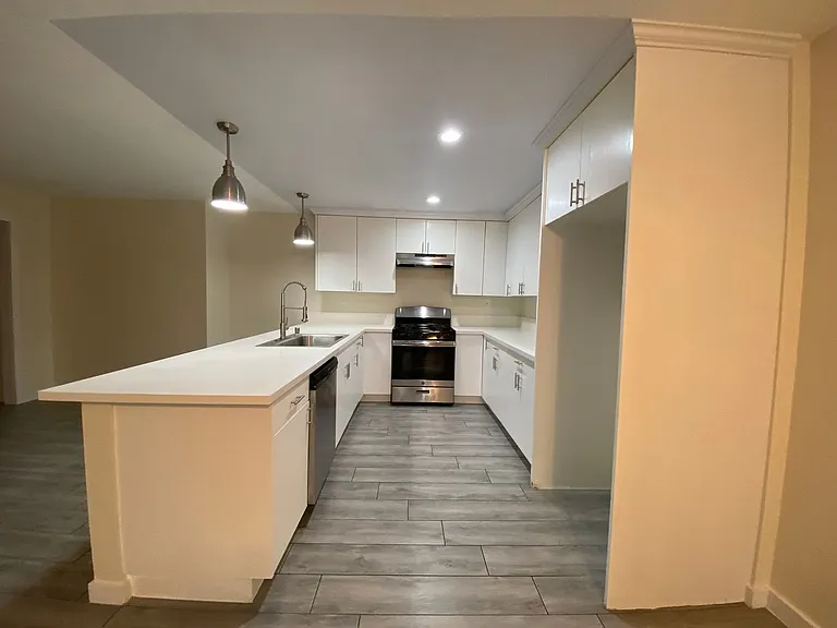 Tarzana Terrace Apartments — Photo 28