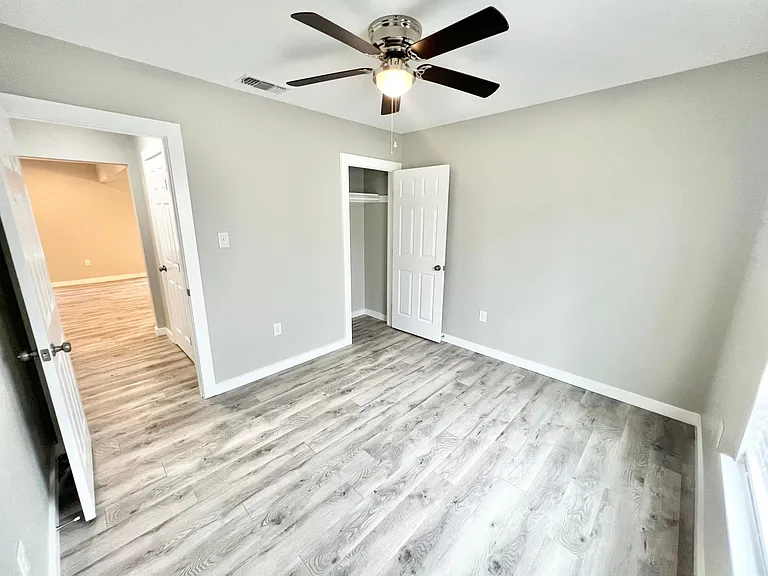 2035 Waverly Ave — Photo 23