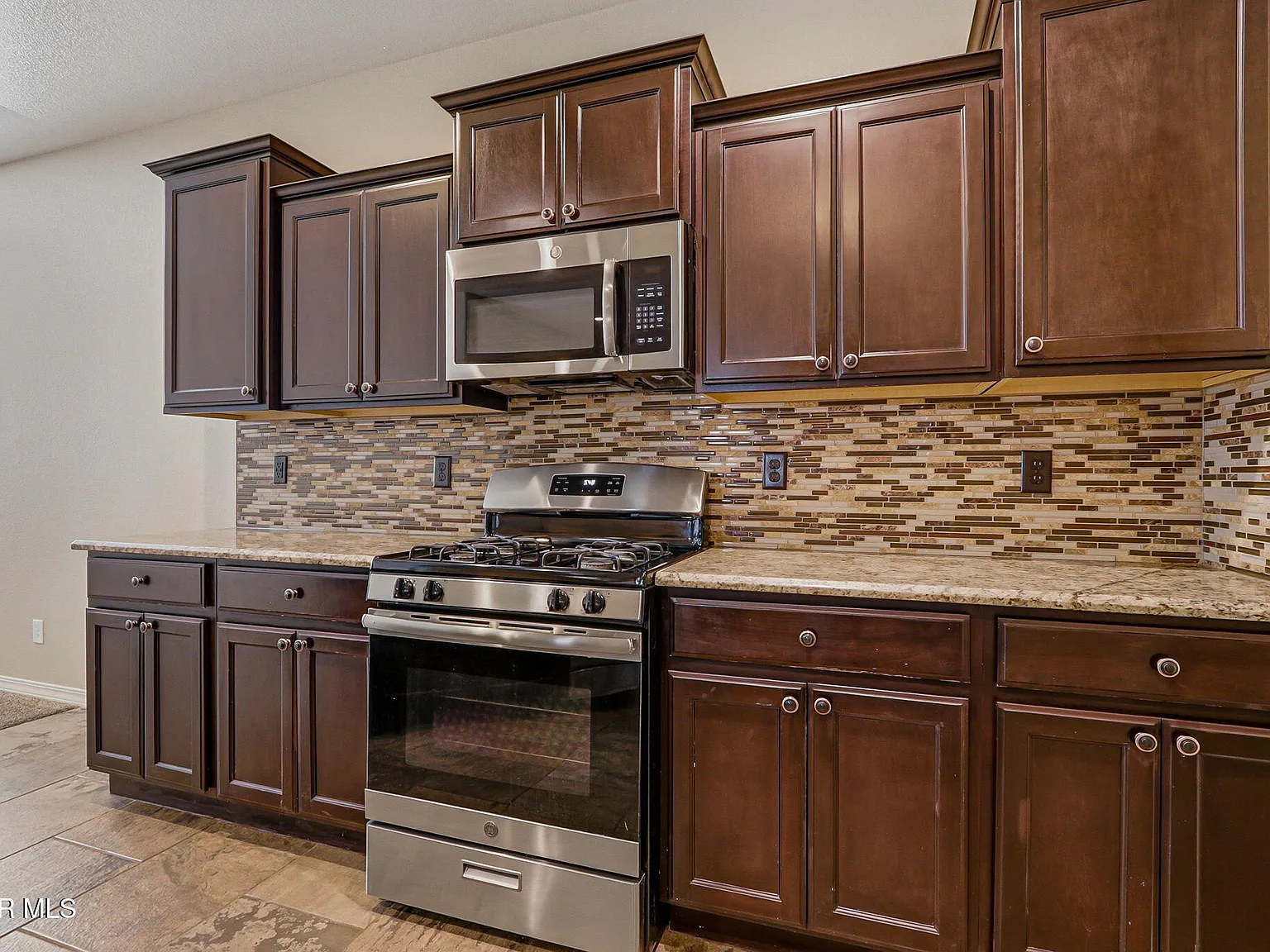4 bed, 2.0 bath, 1930 sqft, $2,100 — Photo 4