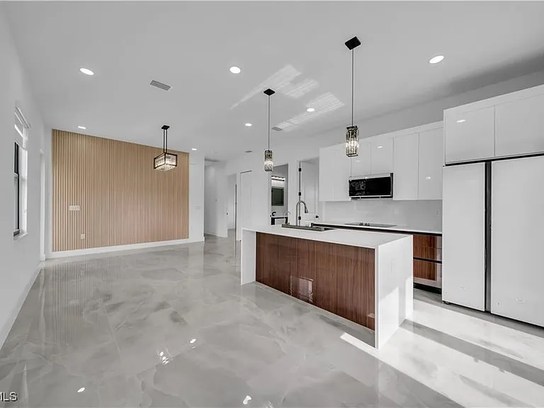 711 Roma Ave S — Photo 8