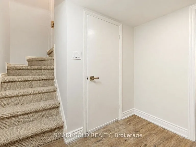 10 Holman Cres #LOWER — Photo 2