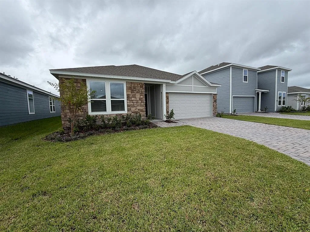 3 bed, 2.0 bath, 2066 sqft, $2,400 — Photo 2