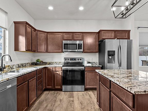 5th image of 300 W Parkview Dr