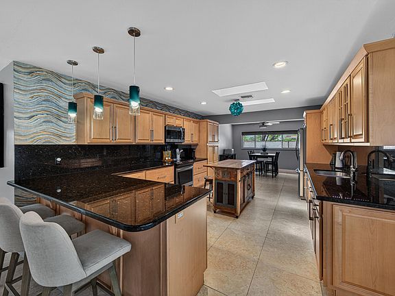 4th image of 1571 SE 24th Avenue