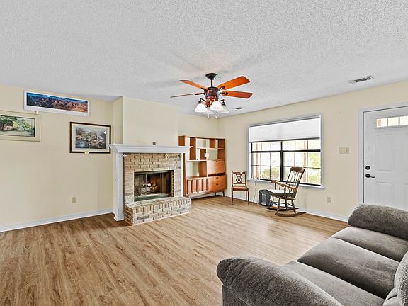 3rd image of 1017 Highland Blvd