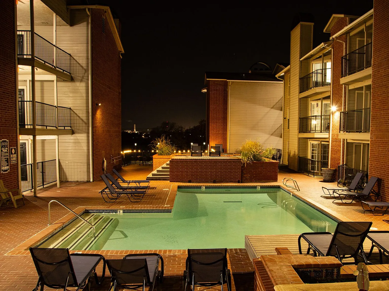 Lincoln Park Apartments — Photo 2