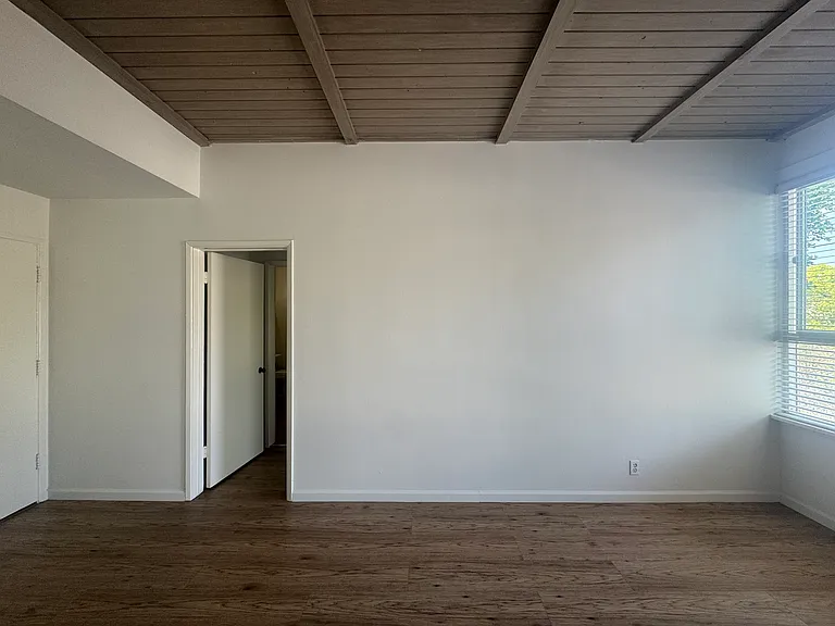 450 Midvale Ave — Photo 3