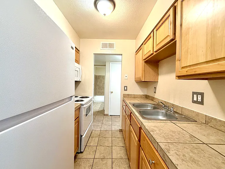 Desert Atrium - Studios, 1 Bedrooms and 2 Bedrooms in Great Location! Community Pool! — Photo 19