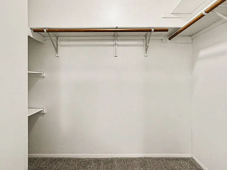 Emerald Park Apartments — Photo 20