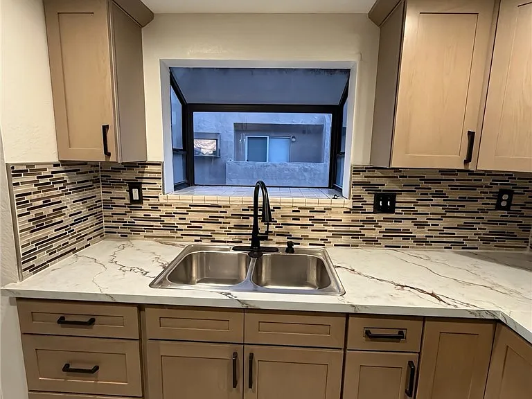 2032 S Bon View Ave #B — Photo 18