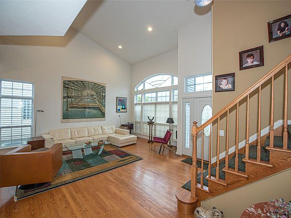 4th image of 121 Hamlet Dr