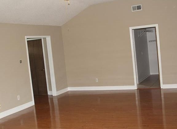3rd image of 305 River Point Dr